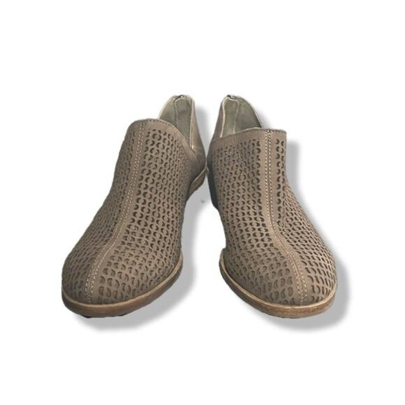 Vince Camuto Paleta Boot Booite w/ back closure and perforated upper. Size 6.5 M - Picture 3 of 10